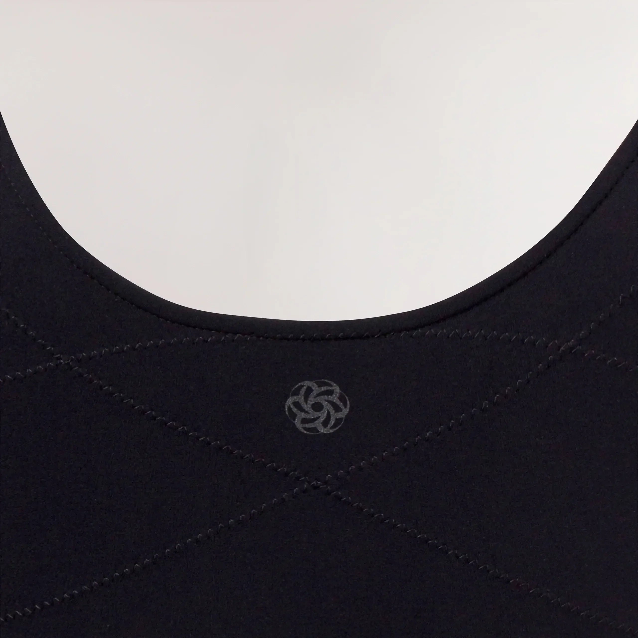 Sculpting Cropped Top - CORE BLACK